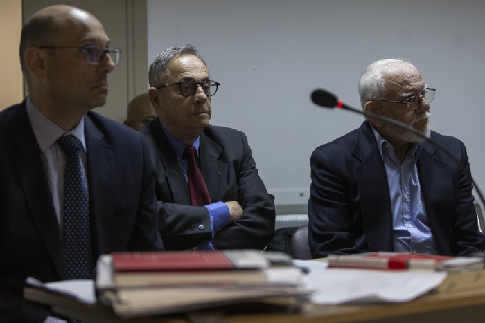 Emilio Mikolic, abogado y los acusados, Jorge Silveira y Ricardo Medina, el 25 de octubre de 2024, en audiencia judicial. · Foto: Ernesto Ryan
