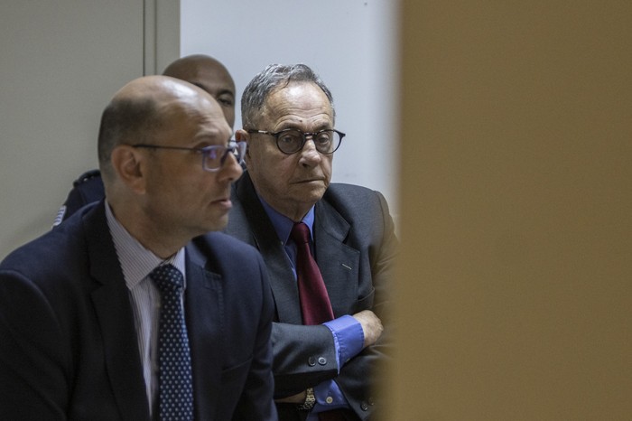 El abogado Emilio Mikolic y Jorge Silveira durante el control de acusación de la causa Michelini-Gutiérrez Ruiz, el 25 de octubre de 2024. · Foto: Ernesto Ryan