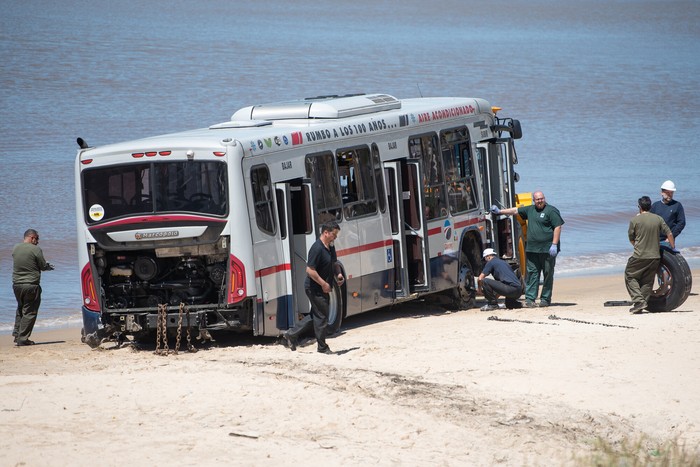 Ómnibus de la línea 121 accidentado en la playa pocitos, el 26 de octubre. · Foto: Gianni Schiaffarino