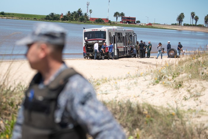 Ómnibus de la línea 121 de Cutcsa, el 26 de octubre, en la playa Pocitos. · Foto: Gianni Schiaffarino