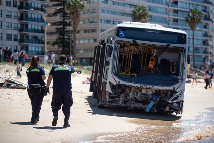 Policía Científica luego del accidente en la rambla de Pocitos (26 de octubre de 2024). · Foto: Gianni Schiaffarino