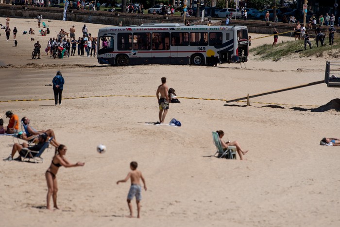 Ómnibus de la línea 121 de Cutcsa, el 26 de octubre, en la playa Pocitos. · Foto: Gianni Schiaffarino