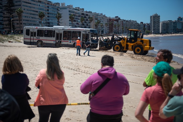 Línea 121 de Cutcsa, el 26 de octubre, en la playa Pocitos. · Foto: Gianni Schiaffarino