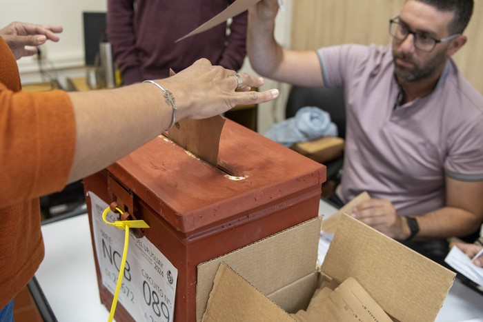 Votación en un circuito de electoral en Rosario, Colonia (archivo, octubre de 2024). · Foto: Ignacio Dotti