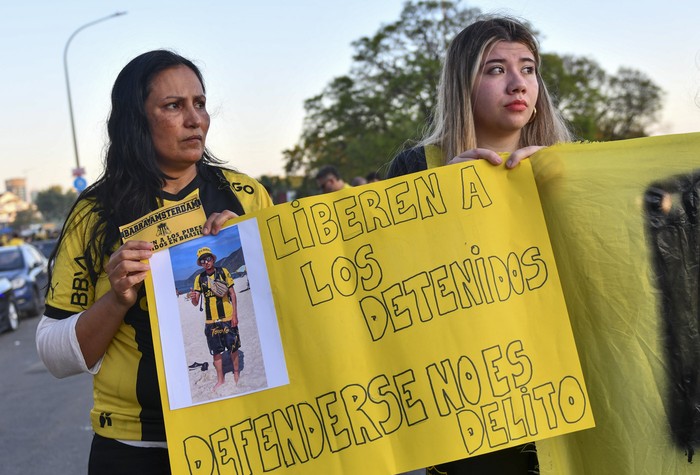 Familiares de los hinchas detenidos en Río de Janeiro, el 30 de octubre en el estadio Centenario. · Foto: Ignacio Dotti