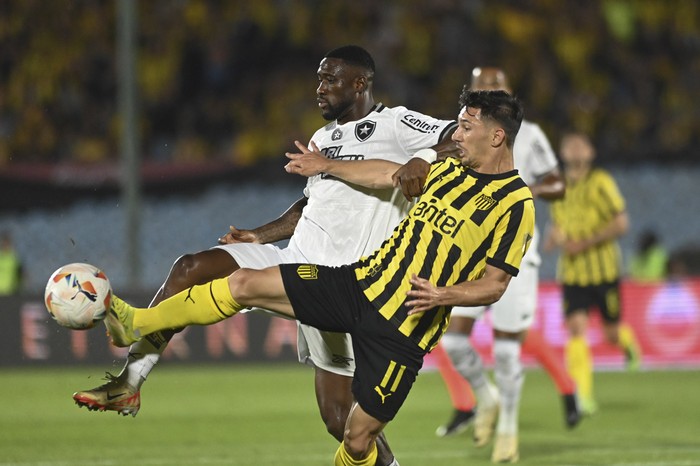 Bastos, de Botafogo, y Maximiliano Silvera, de Peñarol, durante el partido de vuelta, semifinal de la Copa Libertadores, en el estadio Centenario. (archivo, octubre de 2024) · Foto: Alessandro Maradei