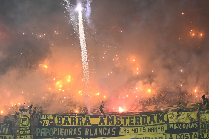 Hinchada de Peñarol en el Estadio Centenario (archivo, octubre de 2024). · Foto: Alessandro Maradei