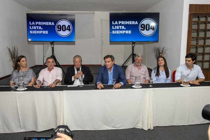 Daniela Amed, Guillermo Rodríguez, Carlos Moreira, Mario Colman, Napoleon Gardiol, Alejandra Torres y Gervasio Aznarez, el 31 de julio, en la conferencia de prensa de la lista 904 del Partido Nacional. · Foto: Ignacio Dotti