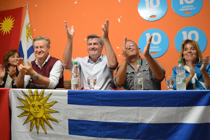 Yeanneth Puñales, Gabriel Gurméndez, Pedro Bordaberry, Carlos Flores, y María Sara Baroffio, durante la conferencia de prensa del Partido Colorado, en alianza electoral con Álvaro Delgado, el 31 de octubre, en la sede de la lista 10 de Maldonado. · Foto: Virginia Martínez  Díaz