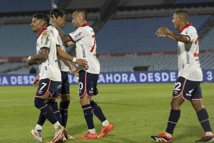 Nicolás López, de Nacional, tras convertir el segundo gol a Cerro, en el estadio Centenario. · Foto: Rodrigo Viera Amaral