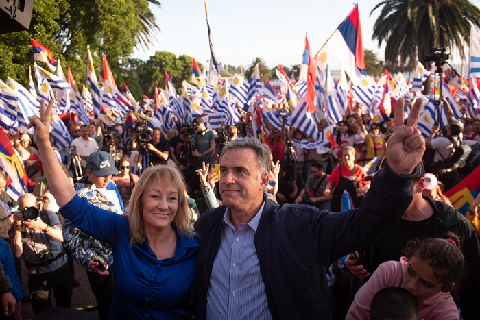 Yamandú Orsi y Carolina Cosse, durante el Banderazo por Uruguay, en la Rambla Sur de Montevideo. · Foto: Gianni Schiaffarino