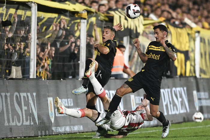 Leonardo Fernández y Eduardo Darias, de Peñarol y Ramiro Fernández, de River Plate, el 3 de octubre, en el estadio Parque Saroldi. · Foto: Alessandro Maradei