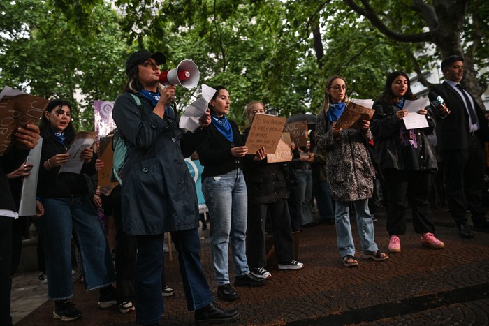 Movilización en la plaza Libertad, por el suicidio femicida de Milagros Chamorro, el 4 de noviembre, en Montevideo. · Foto: Mara Quintero