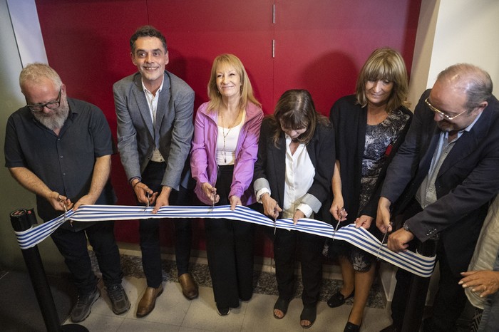 Diego Sempol, Federico Graña, Carolina Cosse, Carmen Midaglia, Olga Otegui y Álvaro Mombrú en el
corte de cinta en la inauguración del Archivo Sociedades en Movimiento. · Foto: Alessandro Maradei