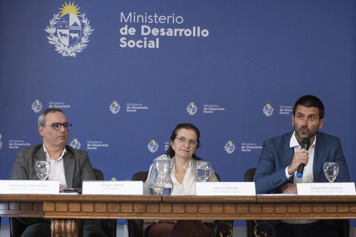 Diego Aboal, Karina Rando y Alejandro Sciarra, durante la presentación de la encuesta, el 5 de noviembre, en el Mides. · Foto: Alessandro Maradei