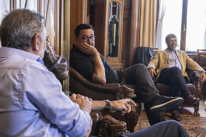 Nicolás Martínez, Alejandro Sánchez y Fernando Pereira en la reunión, el 5 de noviembre, para acordar condiciones del debate. · Foto: Ernesto Ryan