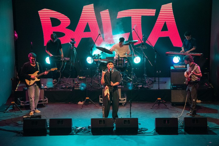 Facundo Balta, el 5 de noviembre, durante el segundo día de Entrega de los Premios Graffiti 2024, en la sala Zitarrosa, en Montevideo. · Foto: Martín Varela Umpiérrez