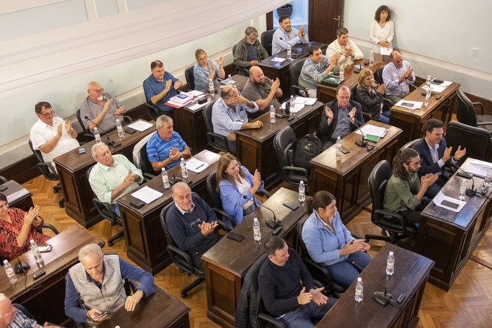 Aplausos en la sesión de la Junta Departamental de Colonia, el 5 de noviembre, luego de la aprobación de la compra de un predio en Sudamtex para la instalación de la Udelar en Colonia. · Foto: Ignacio Dotti