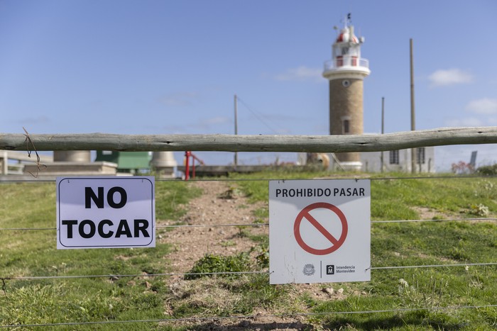 Unidad de saneamiento de la Intendencia de Montevideo en el faro de Punta Carretas. · Foto: Ernesto Ryan