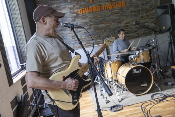 Calvin Rodríguez y Leonardo Baroncini, durante un ensayo en Ciudad Música, en Montevideo. · Foto: Rodrigo Viera Amaral