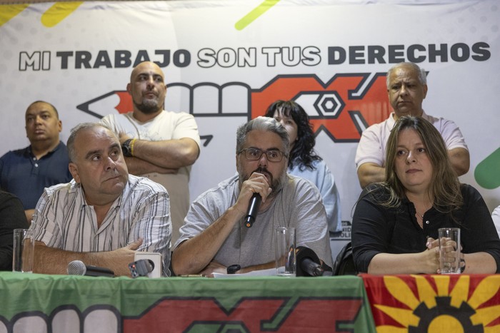 José Lorenzo López, Martin Pereira e Iris Fregossi durante una conferencia de prensa en el local de COFE. · Foto: Ernesto Ryan