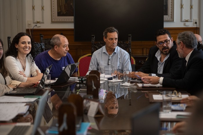 Martina Campos, Rody Olivera, Jorge Gatti, Alejandro Sánchez y Nicolás Martínez, el 8 de noviembre, durante la reunión con los jefes de campaña en la Corte Electoral, en Montevideo. · Foto: Mara Quintero