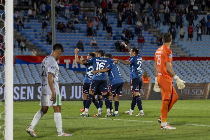 Lucas Sanabria, celebra su gol, el 8 de noviembre, ante Racing, en el estadio Centenario. · Foto: Rodrigo Viera Amaral