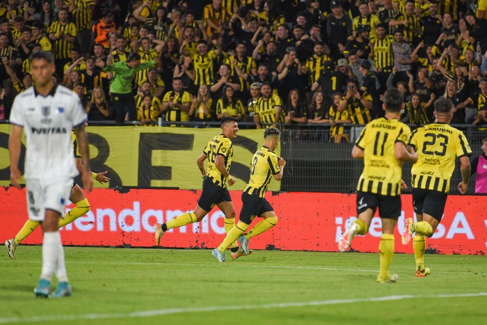 Festejo del gol de Leonardo Fernández, de Peñarol a Liverpool por la fecha 11 del Torneo Clausura en el estadio Campeón del Siglo. · Foto: Gianni Schiaffarino