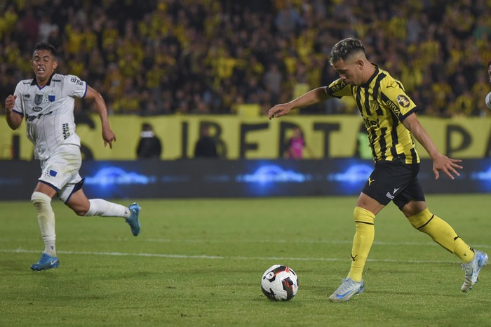 Leonardo Fernández, de Peñarol, y Diego Rodríguez, de Liverpool, en el estadio Campeón del Siglo, el 9 de noviembre de 2024. · Foto: Gianni Schiaffarino