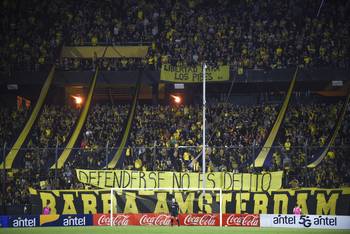 Hinchada de Peñarol en el estadio Campeón del Siglo (archivo, noviembre de 2024). · Foto: Gianni Schiaffarino