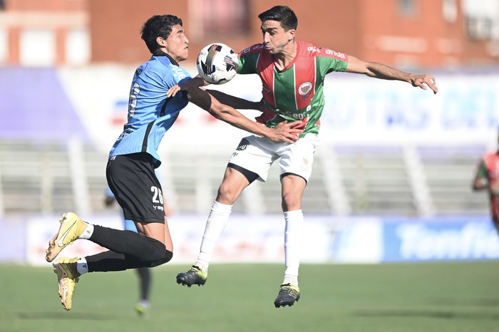 Mateo Ayres, de Uruguay Montevideo, y Facundo Bonifazi, de Colón, el 10 de noviembre. · Foto: Alessandro Maradei