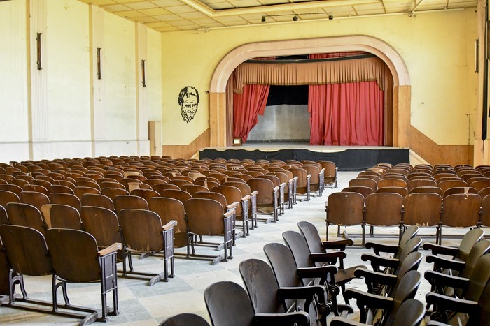 Sala teatral de la ex Escuela Industrial de Juan Lacaze, el 12 de noviembre. · Foto: Ignacio Dotti