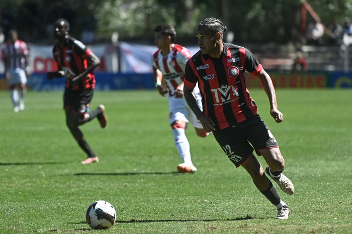 Alexander Machado (D), durante un partido ante River Plate en el estadio Parque Federico Omar Saroldi.(archivo, noviembre de 2024). · Foto: Mara Quintero