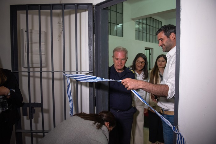 Luis Mendoza y Nicolás Martinelli, durante la inauguración del centro de salud mental para mujeres privadas de libertad, en la ex Cárcel Central. · Foto: Gianni Schiaffarino