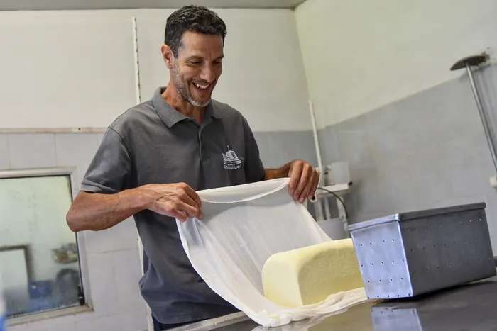 Julio, trabajador del Centro Emmanuel de Colonia Valdense, en plena producción de quesos · Foto: Ignacio Dotti