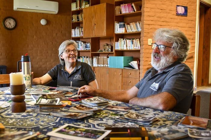 Raquel Malán, y Jorge Charbonier, en la sala de reuniones del Centro Emmanuel de Colonia Valdense.