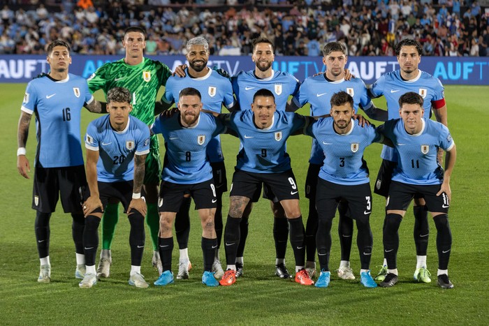 La selección uruguaya de fútbol, el 15 de noviembre, previo al partido ante Colombia en el estadio Centenario. · Foto: Rodrigo Viera Amaral