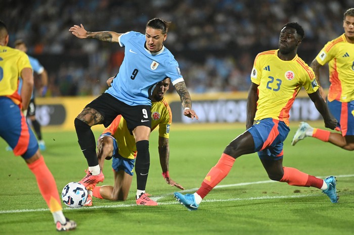 Darwin Núñez, de Uruguay, Daniel Muñoz, de Colombia, y Dávinson Sánchez, de Colombia, el 15 de noviembre. · Foto: Alessandro Maradei