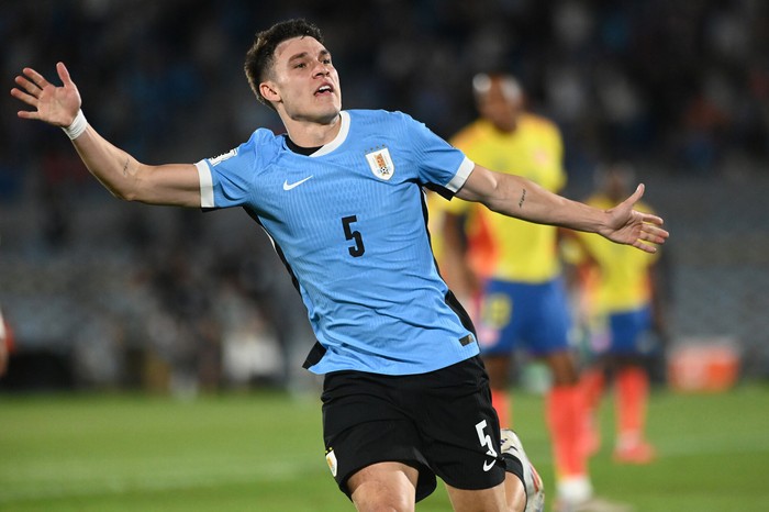 Manuel Ugarte, de Uruguay, durante un partido ante Colombia por Eliminatorias, en el estadio Centenario (archivo, noviembre de 2024). · Foto: Alessandro Maradei