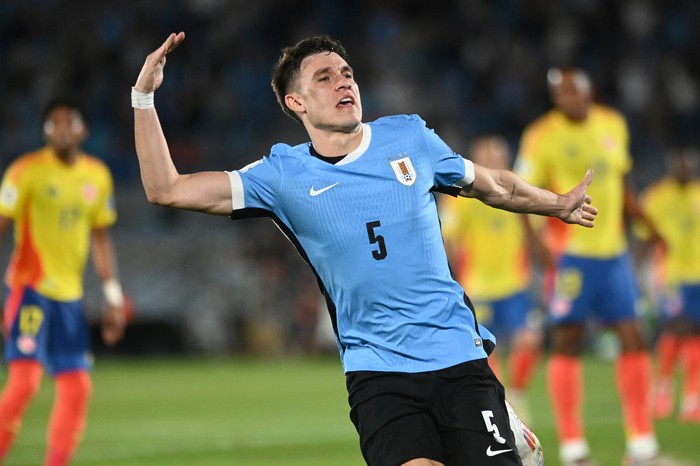 Manuel Ugarte tras anotar el tercel gol de Uruguay en el Estadio Centenario, el 15 de noviembre. · Foto: Alessandro Maradei