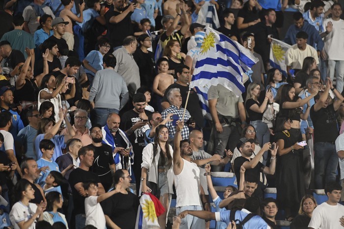 Público durante el partido Uruguay-Colombia, el 11 de noviembre de 2024, en el Estadio Centenario. · Foto: Alessandro Maradei