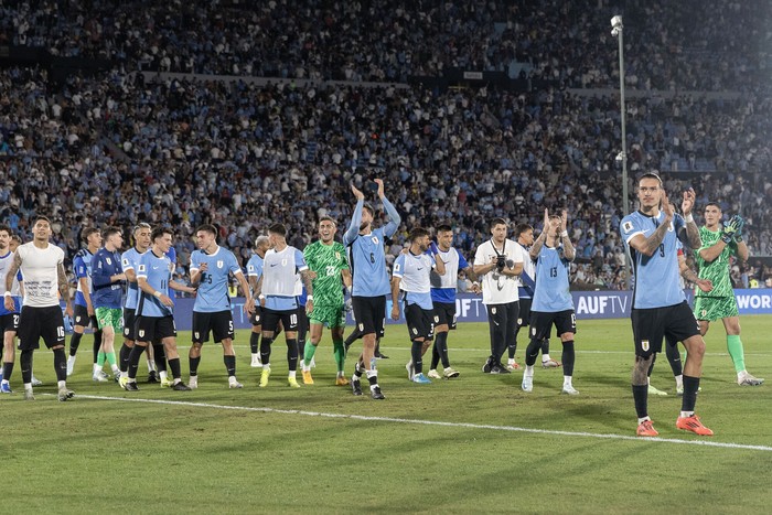 Selección uruguaya luego de un triunfo por eliminatorias en el estadio Centenario (archivo, 2024). · Foto: Rodrigo Viera Amaral