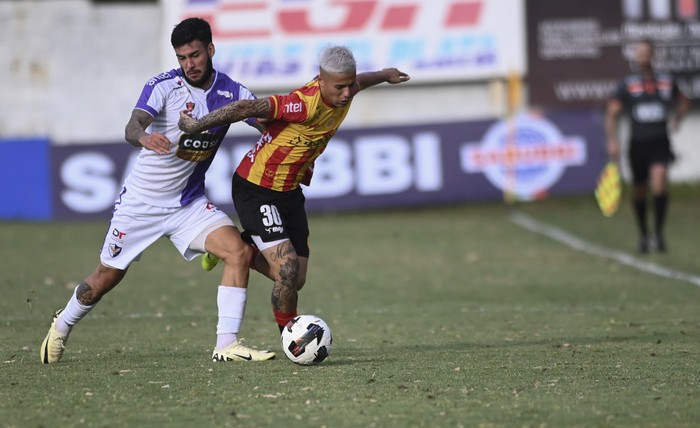 Miguel Bertochi, de Fénix, y Bruno Hernández, de Progreso, en el Paladino. · Foto: Alessandro Maradei