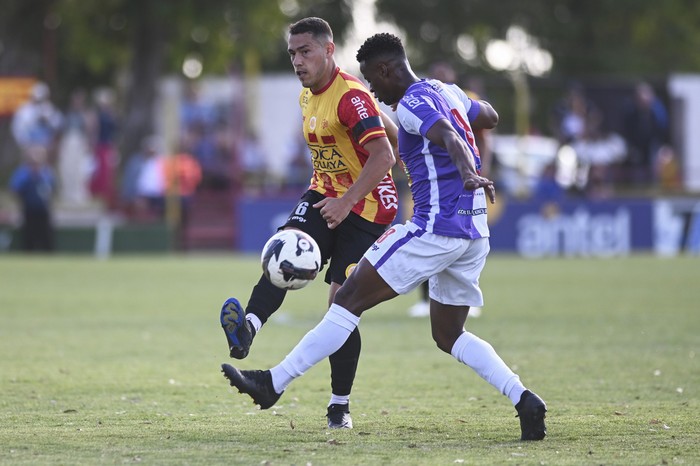 Facundo Silvera, de Progreso, y Breno Caetano, de Fénix, en el estadio Abraham Paladino. · Foto: Alessandro Maradei