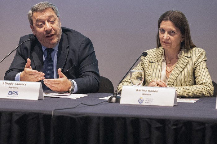 Alfredo Cabrera y Karina Rando, durante la firma del acuerdo. · Foto: Alessandro Maradei