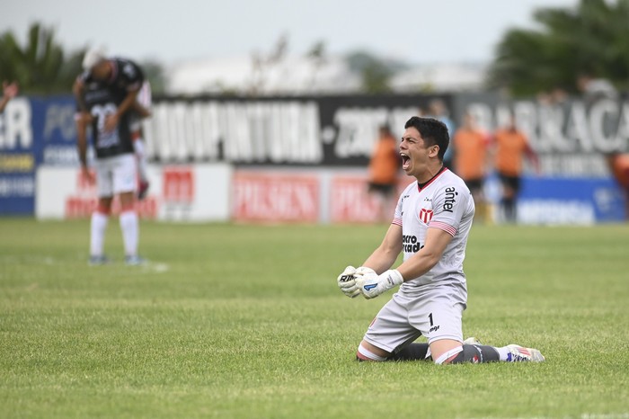 Yonatan Irrazábal, golero de River Plate, tras el segundo gol de su equipo a Rampla Juniors, en el estadio Olímpico. · Foto: Alessandro Maradei