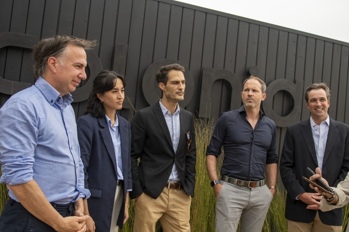 Marcos Amadeo, líder de innovación de +Colonia; Catalina Díaz, investigadora asociada en el departamento de Sistemas Urbanos del Fraunhofer Institute; Mike Letzgus, investigador líder del Fraunhofer Institute; Steffen Braun, director adjunto del Fraunhofer Institute; y René Boettcher, asesor de +Colonia, en el predio El Calabrés, en Colonia del Sacramento. · Foto: Ignacio Dotti