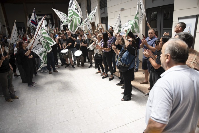 Movilización de trabajadores del INAU en la sede del organismo. · Foto: Mara Quintero