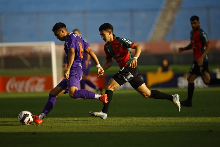 Agustín Soria, de Defensor Sporting, Emanuel Beltrán, de Boston River ( archivo 20241122) · Foto: Ernesto Ryan