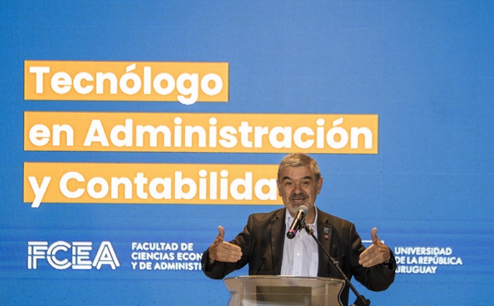 Jorge Xavier, en la presentación de la oferta educativa de la Udelar, en el Centro Cultural AFE de Colonia del Sacramento. · Foto: Ignacio Dotti